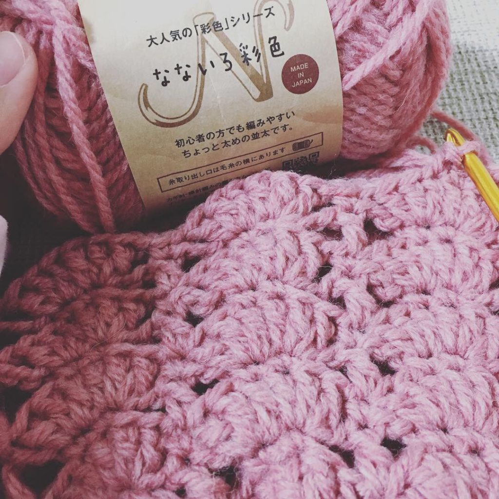 セリアのなないろ彩色でベビーポンチョ作成 ハンドメイド好き 編み物で簡単なもの作り さとのえ工房